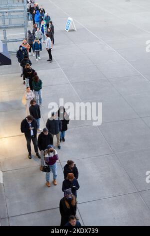 Seattle, Washington, Stati Uniti. 8th Novembre 2022. Centinaia di persone attendono in fila al centro di voto Lumen Field di Seattle martedì 8 novembre 2022. Credit: Paul Christian Gordon/Alamy Live News Foto Stock