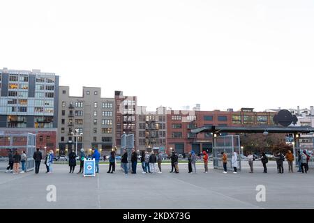 Seattle, Washington, Stati Uniti. 8th Novembre 2022. Centinaia di persone attendono in fila al centro di voto Lumen Field di Seattle martedì 8 novembre 2022. Credit: Paul Christian Gordon/Alamy Live News Foto Stock