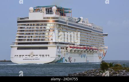 Port Canaveral, Stati Uniti. 08th Nov 2022. La nave da crociera Norwegian Cruise Line parte da Port Canaveral, Florida, per una navigazione di 10 giorni mentre la tempesta tropicale Nicole si avvicina alla costa orientale della Florida. A causa della tempesta, che si prevede si rafforzerà in un uragano di categoria 1, la nave non farà la sua solita sosta presso l'isola privata della linea nelle Bahamas, ma trascorrerà la giornata in mare. Credit: SOPA Images Limited/Alamy Live News Foto Stock