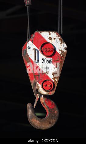 Gancio per gru con motivo di attenzione rosso bianco a strisce, foto ravvicinata Foto Stock