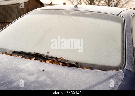 parabrezza ghiacciato di un'autovettura in inverno Foto Stock