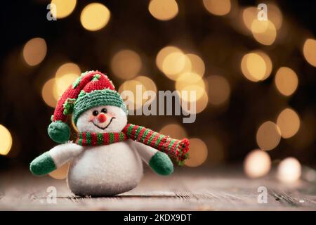 Simpatico pupazzo di neve natalizio su uno sfondo festivo. Foto Stock