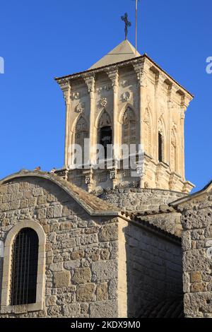 23 maggio 2022, Larnaca, Cipro: Campanile della Chiesa di San Lazzaro che è stata fondata nel tardo 9th ° secolo e ha architettura di influenza bizantina, gotica, barocca, rococò. La Repubblica di Cipro si trova a un crocevia storico-culturale tra Europa e Asia. Le sue principali città, la capitale di Nicosia, Limassol, Famagosta e Paphos, hanno assorbito le influenze di generazioni di conquistatori, pellegrini e viaggiatori e hanno un'aria cosmopolita e provinciale. Oggi Cipro è una popolare destinazione turistica per i visitatori provenienti dall'Europa, favorita dalle coppie in luna di miele (Credit Imag Foto Stock