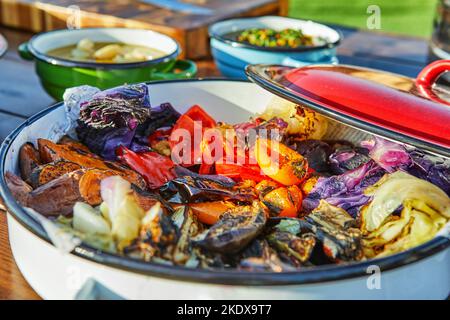 Verdure grigliate in ciotola servite a buffet Foto Stock
