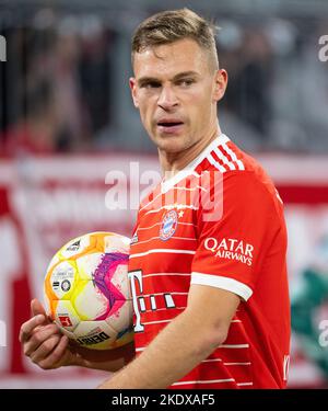 Monaco, Germania. 08th Nov 2022. Calcio: Bundesliga, FC Bayern Monaco - SV Werder Brema, 14° giorno di incontro all'Allianz Arena. Joshua Kimmich di Monaco in azione. Credit: Sven Hoppe/dpa - NOTA IMPORTANTE: In conformità ai requisiti della DFL Deutsche Fußball Liga e del DFB Deutscher Fußball-Bund, è vietato utilizzare o utilizzare fotografie scattate nello stadio e/o della partita sotto forma di sequenze di immagini e/o serie di foto simili a video./dpa/Alamy Live News Foto Stock