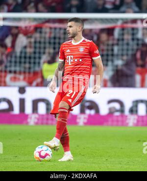 Monaco, Germania. 08th Nov 2022. Calcio: Bundesliga, FC Bayern Monaco - SV Werder Brema, 14° giorno di incontro all'Allianz Arena. Lucas Hernandez di Monaco gioca la palla. Credit: Sven Hoppe/dpa - NOTA IMPORTANTE: In conformità ai requisiti della DFL Deutsche Fußball Liga e del DFB Deutscher Fußball-Bund, è vietato utilizzare o utilizzare fotografie scattate nello stadio e/o della partita sotto forma di sequenze di immagini e/o serie di foto simili a video./dpa/Alamy Live News Foto Stock