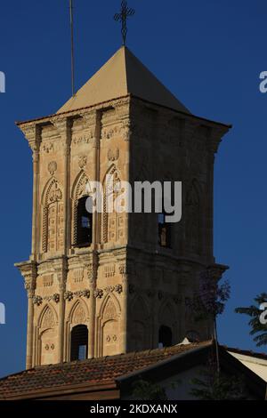 23 maggio 2022, Larnaca, Cipro: Campanile della Chiesa di San Lazzaro che è stata fondata nel tardo 9th ° secolo e ha architettura di influenza bizantina, gotica, barocca, rococò. La Repubblica di Cipro si trova a un crocevia storico-culturale tra Europa e Asia. Le sue principali città, la capitale di Nicosia, Limassol, Famagosta e Paphos, hanno assorbito le influenze di generazioni di conquistatori, pellegrini e viaggiatori e hanno un'aria cosmopolita e provinciale. Oggi Cipro è una popolare destinazione turistica per i visitatori provenienti dall'Europa, favorita dalle coppie in luna di miele (Credit Imag Foto Stock