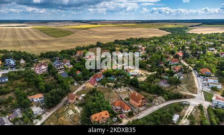 Balatonfuzfo, Ungheria - veduta aerea panoramica di Mamateto, la cima di una collina di Balatonfuzfo in una giornata di sole estate con cielo blu e nuvole Foto Stock