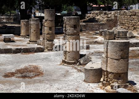 3 giugno 2022, Pafos, Cipro: Questa chiesa di lavoro Panagia Chrysopolitissa è stato costruito sulle fondamenta di una basilica cristiana (4th ° secolo). Sono ancora visibili i pavimenti dei mosaici di quel periodo, così come alcune colonne. In un angolo, viene mostrata una colonna contrassegnata con colonna di San Paolo. Apparentemente, l'apostolo Paolo era legato alla colonna e flogged là. La Repubblica di Cipro si trova a un crocevia storico-culturale tra Europa e Asia. Le sue principali città, la capitale di Nicosia, Limassol, Famagosta e Paphos, hanno assorbito le influenze di generazioni di conquistatori, pellegrini e t. Foto Stock