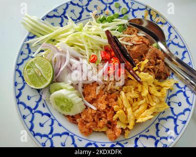 Pasta di gamberetti riso fritto chiamata Khao kluk kapi in lingua tailandese Foto Stock