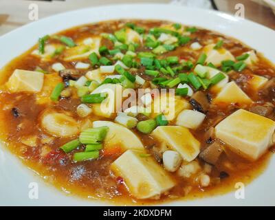 Mapo tofu - cucina sichuan, consiste tofu in una salsa piccante e olio Foto Stock