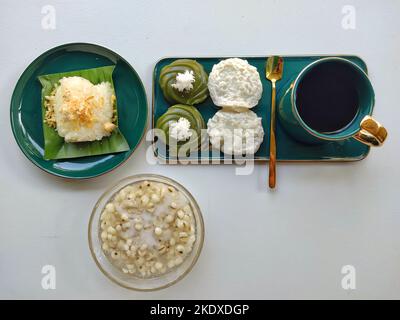 Dessert tailandese - riso Sticky aromatizzato al cocco, lacrime di Giobbe bollite, crema di latte di cocco tailandese, Pandanus Pudding Foto Stock