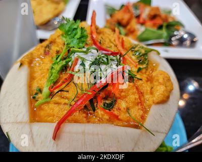 Pesce al vapore con pasta di curry chiama hor-mok in lingua tailandese. Foto Stock