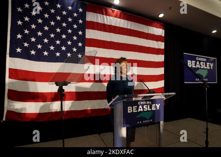 Raleigh, Carolina del Nord, Stati Uniti. 9th Nov 2022. Il democratico Cheri Beasley parla ai sostenitori dopo aver ceduto al repubblicano Ted Budd nella gara del Senato del North Carolina allo Sheraton Raleigh Hotel. La Carolina del Nord ha giocato un ruolo importante nel risultato con la gara per succedere ritirando il Sen. Americano Richard Burr, un repubblicano. (Credit Image: © Bob Karp/ZUMA Press Wire) Credit: ZUMA Press, Inc./Alamy Live News Foto Stock