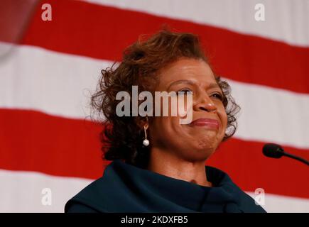 Raleigh, Carolina del Nord, Stati Uniti. 9th Nov 2022. Il democratico Cheri Beasley parla ai sostenitori dopo aver ceduto al repubblicano Ted Budd nella gara del Senato del North Carolina allo Sheraton Raleigh Hotel. La Carolina del Nord ha giocato un ruolo importante nel risultato con la gara per succedere ritirando il Sen. Americano Richard Burr, un repubblicano. (Credit Image: © Bob Karp/ZUMA Press Wire) Credit: ZUMA Press, Inc./Alamy Live News Foto Stock