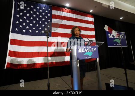 Raleigh, Carolina del Nord, Stati Uniti. 9th Nov 2022. Il democratico Cheri Beasley parla ai sostenitori dopo aver ceduto al repubblicano Ted Budd nella gara del Senato del North Carolina allo Sheraton Raleigh Hotel. La Carolina del Nord ha giocato un ruolo importante nel risultato con la gara per succedere ritirando il Sen. Americano Richard Burr, un repubblicano. (Credit Image: © Bob Karp/ZUMA Press Wire) Credit: ZUMA Press, Inc./Alamy Live News Foto Stock