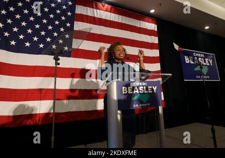 Raleigh, Carolina del Nord, Stati Uniti. 9th Nov 2022. Il democratico Cheri Beasley parla ai sostenitori dopo aver ceduto al repubblicano Ted Budd nella gara del Senato del North Carolina allo Sheraton Raleigh Hotel. La Carolina del Nord ha giocato un ruolo importante nel risultato con la gara per succedere ritirando il Sen. Americano Richard Burr, un repubblicano. (Credit Image: © Bob Karp/ZUMA Press Wire) Credit: ZUMA Press, Inc./Alamy Live News Foto Stock