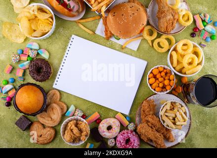 Assortimento di vari cibi spazzatura malsani. Foto Stock