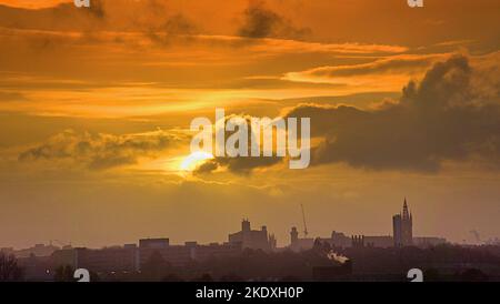 Glasgow, Scozia, Regno Unito 9th novembre 2022. UK Weather: La pioggia pesante ha visto finire come Sun si insegue attraverso le nuvole di tempesta con la promessa di una giornata migliore. Credit Gerard Ferry/Alamy Live News Foto Stock