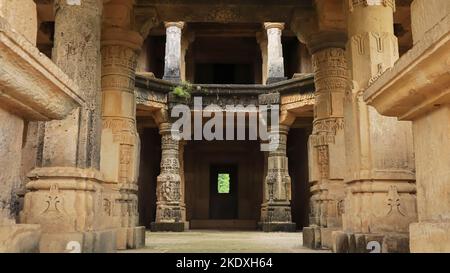 Dettagli dell'intaglio su colonne del Tempio di Navlakha, Ghumli, Dwarka, Gujarat, India. Foto Stock