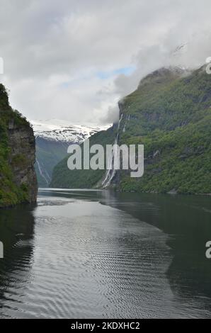 geirangerfjord norvegia splendido paesaggio Montagne Ocean green Foto Stock