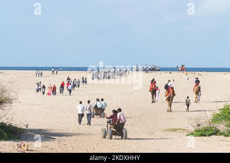 INDIA, GUJARAT, DWARKA, 2022 ottobre, turista alla spiaggia di Dwarka Foto Stock