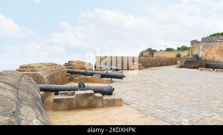 Cannoni che mettono sulla fortificazione di Diu Fort, Diu, India. Foto Stock