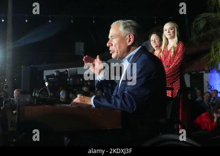 McAllen, Texas, Stati Uniti. 8th Nov 2022. Il governatore del Texas GREG ABBOTT, con la moglie CECILIA ABBOTT e la figlia AUDREY ABBOTT, invoca una vittoria rielettorale sullo sfidante democratico Beto o'Rourke durante un partito di vigilanza elettorale a McAllen, Texas, il 8 novembre 2022. (Credit Image: © Bob Daemmrich/ZUMA Press Wire) Credit: ZUMA Press, Inc./Alamy Live News Foto Stock