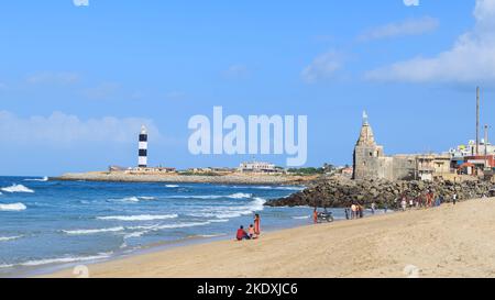 INDIA, GUJARAT, DWARKA, 2022 ottobre, turista a Samudra Narayan Tempio e faro di Dwarka Foto Stock