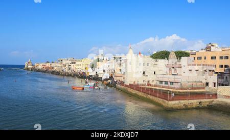 INDIA, GUJARAT, DWARKA, ottobre 2022, persone a Gomati River e Dwarka, vista dal ponte Sudama Setu Foto Stock