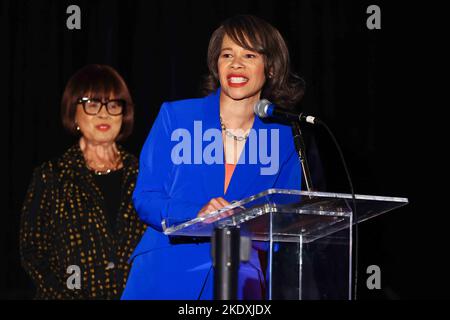 Wilmington, DE, Stati Uniti. 8th Nov 2022. Il rappresentante degli Stati Uniti LISA BLUNT ROCHESTER (democratico del Delaware) fa le sue osservazioni durante una festa di guardia democratica martedì 08 novembre 2022; al DoubleTree by Hilton Hotel nel centro di Wilmington, Delaware. (Credit Image: © Saquan Stimpson/ZUMA Press Wire) Credit: ZUMA Press, Inc./Alamy Live News Foto Stock