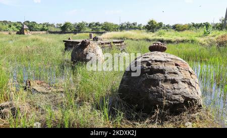 I resti rotti delle cime di Bhuj Chhatedi distrutti nel terremoto 2001, la necropoli di Bhuj, Gujarat, India. Foto Stock