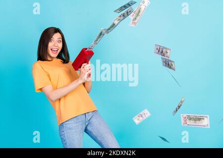 Foto di overjoyed bella signora indossare abiti alla moda gioire hanno soldi molto lusso vita vuoto spazio isolato su sfondo di colore blu Foto Stock