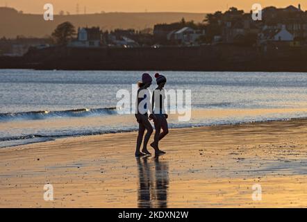 Portobello, Edimburgo, Scozia, Regno Unito. 9th novembre 2022. Nuvoloso sorgere del sole alla temperatura del Firth of Forth a 10 gradi centigradi per Sasha e Agnes dopo il loro bagno giornaliero di acqua fredda prima di partire per il loro lavoro di giorno. Credit: Arch White/alamy live news Foto Stock