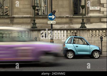 G WIZ auto elettrica. Parcheggiato su un parchimetro nel Pall Mall London SW1. Queste auto parcheggiate gratuitamente a Westminster ed evitare la congestione carica. Foto Stock