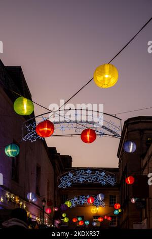 Sospeso lanterne di Natale cinese nelle strade di Bath. Foto Stock