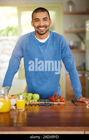 Quando mangio meglio mi sento meglio. Ritratto di un giovane felice che prepara uno spuntino sano a casa. Foto Stock