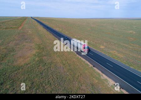 KALMYKIA, FEDERAZIONE RUSSA - 21 SETTEMBRE 2021: Treno stradale sull'autostrada R-216 in un giorno di sole (vista aerea) Foto Stock