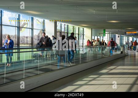 AMSTERDAM, PAESI BASSI - 17 SETTEMBRE 2017: Passeggeri sul travolatore Foto Stock