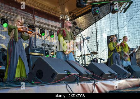 REGIONE DI TVER, RUSSIA - 23 LUGLIO 2022: Frammento della performance del gruppo 'Troll opprime l'abete' sul palco della festa storica di Foto Stock