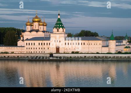 Inizio agosto mattina presso l'antico monastero di Ipatiev. Kostroma, anello d'oro della Russia Foto Stock