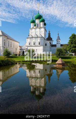 L'antica chiesa di Giovanni Teologo nel Cremlino di Rostov in un giorno soleggiato di agosto. Anello d'oro della Russia Foto Stock