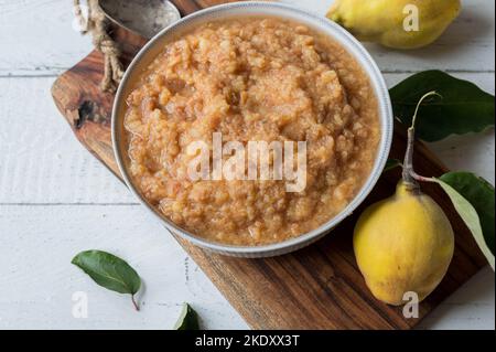 Le mele cotogne sono fresche e cucinate in casa Foto Stock