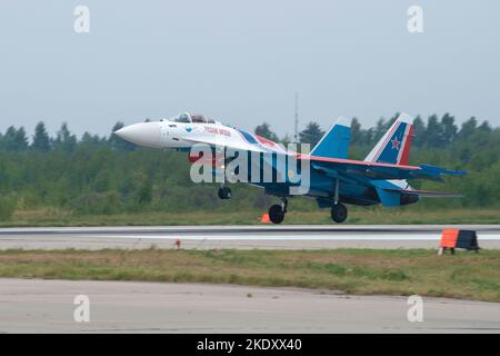 KUBINKA, RUSSIA - 20 AGOSTO 2022: Il jet russo su-35S della squadra aeronautica dei Cavalieri russi atterra in una nuvolosa giornata estiva. Aeroporto di Kubinka Foto Stock