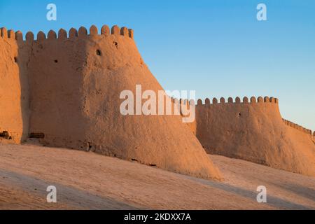 Frammento delle antiche mura della città interna di Ichan-Kala alla luce del sole tramontato. Khiva, Uzbekistan Foto Stock