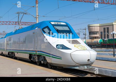 KAGAN, UZBEKISTAN - 08 SETTEMBRE 2022: Primo piano della locomotiva del treno ad alta velocità Talgo 250 'Afrosiyоb' in una giornata di sole. Stazione Bukhara-1 Foto Stock