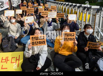 Seul, Corea del Sud. 09th Nov 2022. I manifestanti tengono cartelli di fronte all'ambasciata giapponese a Seoul. I membri del gruppo civico anti-Giappone fanno tappa a un raduno di mercoledì chiedendo al Giappone di offrire una formale scusa per le "donne di conforto", che sono state costrette nei suoi bordelli militari in tempo di guerra durante la seconda guerra mondiale Credit: SOPA Images Limited/Alamy Live News Foto Stock