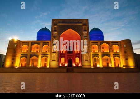BUKHARA, UZBEKISTAN - 11 SETTEMBRE 2022: Madrasa Mir-i-Araba in illuminazione notturna di mattina presto Foto Stock
