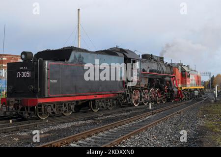 SORTAVALA, RUSSIA - 09 OTTOBRE 2022: Locomotiva a vapore L-2331 e locomotiva diesel TEM18B-015 shunting nel deposito locomotiva della stazione di Sortaval ON Foto Stock