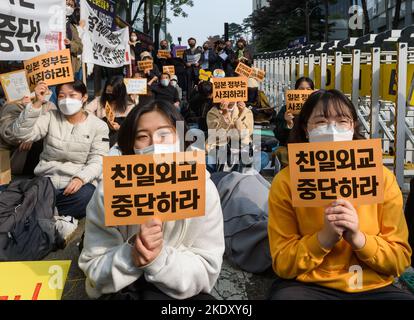 Seul, Corea del Sud. 09th Nov 2022. I manifestanti tengono cartelli di fronte all'ambasciata giapponese a Seoul. I membri del gruppo civico anti-Giappone fanno tappa a un raduno di mercoledì chiedendo al Giappone di offrire una formale scusa per le "donne di conforto", che sono state costrette nei suoi bordelli militari in tempo di guerra durante la seconda guerra mondiale (Foto di Kim Jae-Hwan/SOPA Images/Sipa USA) Credit: Sipa USA/Alamy Live News Foto Stock
